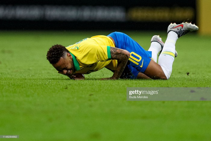 Neymar Jr đau đớn bật khóc khi dính chấn thương mắt cá ở trận giao hữu với Qatar - Ảnh 1.