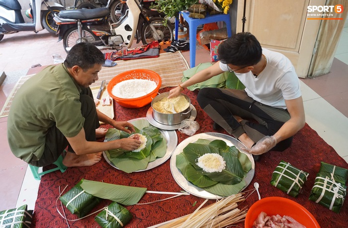 Thủ thành của CLB Hà Nội chia sẻ cảm động về ý nghĩa của ngày Tết, cùng mẹ đi chợ và gói bánh chưng cúng Tất niên - Ảnh 5.