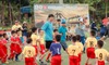 Đoàn Văn Hậu như trở lại tuổi thơ khi đi truyền cảm hứng bóng đá cho các cầu thủ nhí