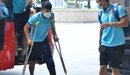 U23 Việt Nam về đến Hà Nội, Lê Văn Xuân phải chống nạng vì chấn thương