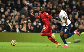 Robertson ăn thẻ đỏ vì đá tung chân đối thủ, Liverpool bị Tottenham cầm hoà 2-2