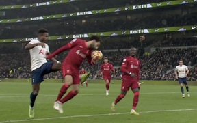 Tổ VAR "có vấn đề về quang học", bỏ qua tình huống Salah chạm tay trong bàn thắng của Liverpool