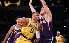 Thi đấu "bóng rổ chấp người", Los Angeles Lakers thảm bại trước Phoenix Suns
