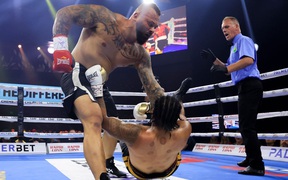 Dùng kỹ năng MMA trên sàn boxing, người khỏe nhất nước Úc lập tức bị xử thua