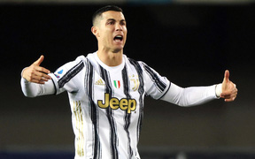 Người anh thân thiết mỉa Ronaldo: "Chúng tôi đánh mất bản sắc khi có cậu ta trong đội hình"