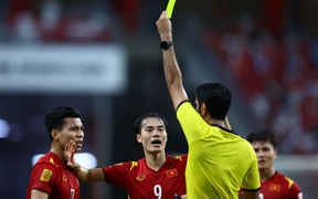 Fan Thái Lan thừa nhận thủ môn Chatchai phải ăn thẻ đỏ sau pha bỏ khung thành phạm lỗi với Văn Toàn