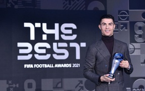 Lên nhận giải của FIFA, Ronaldo nịnh "nóc nhà" bằng câu nói khiến chị em tan chảy