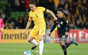 Trên cùng sân đấu với tuyển Việt Nam, tuyển Thái Lan đã chơi thế nào trước tuyển Australia?