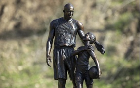 Nghệ sỹ điêu khắc dựng tượng tri ân Kobe Bryant và Gianna tại địa điểm tai nạn trực thăng