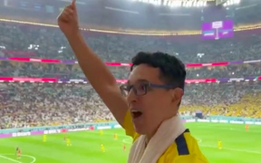 Fan Ecuador móc máy cổ động viên Qatar bằng động tác “đếm tiền”
