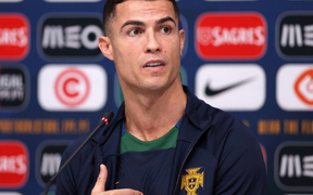 Ronaldo bất ngờ xuất hiện ở họp báo, yêu cầu phóng viên để yên cho đồng đội