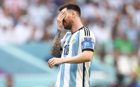Messi ôm mặt thất vọng trong ngày lập kỷ lục World Cup