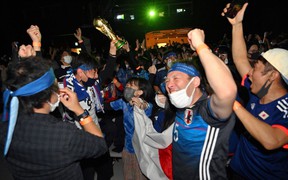 Fan vỡ òa sung sướng khi Nhật Bản tạo địa chấn, giành vé knock-out World Cup 2022