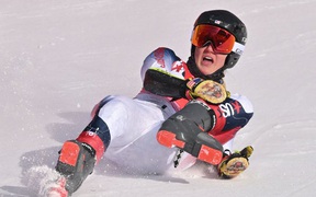 Cổ chân của nữ VĐV trượt tuyết bẻ cong 90 độ sau tai nạn nghiêm trọng ở Olympic