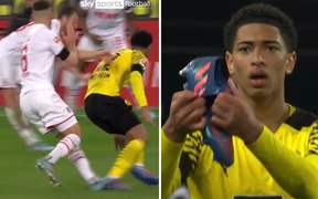 Sao trẻ Dortmund bị giẫm tới mức rách toạc cả giày, trông mặt anh chàng cau có đến tội!