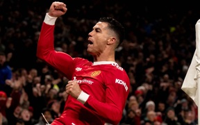 Bắt chước ăn mừng như Ronaldo, fan cuồng nhận cái kết đắng