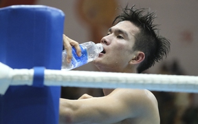 Nam thần kickboxing Nguyễn Quang Huy thắng nhọc võ sĩ Campuchia