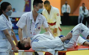 Võ sĩ Indonesia gặp chấn thương tại bán kết Jiu Jitsu SEA Games 31