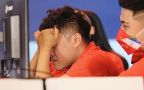 Tuyển thủ FO4 Việt Nam bật khóc khi ván đấu quyết định tranh HCV SEA Games 31 chưa khép lại 