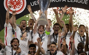 Chùm ảnh Frankfurt ăn mừng vô địch Europa League