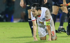 Văn Toàn kiệt sức sau trận HAGL thắng Sydney FC