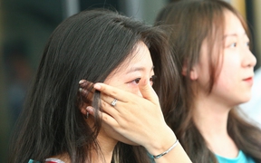 Các nữ tình nguyện viên Việt Nam bật khóc khi chia tay cầu thủ U23 Thái Lan và U23 Indonesia 