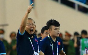 HLV Park Hang-seo sốt ruột, nhắc trọng tài sớm kết thúc trận chung kết SEA Games 31