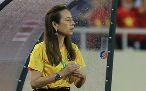 Madam Pang nắm dây chuyền cầu nguyện khi U23 Thái Lan bị U23 Việt Nam chọc thủng lưới