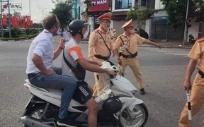 HLV U23 Thái Lan đi xe máy đến sân Thiên Trường