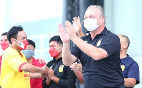 HLV U23 Lào đích thân cảm ơn hội CĐV Nam Định diễu hành ủng hộ ông và các học trò