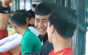 Cầu thủ U23 Việt Nam cười tít mắt, hưng phấn sau trận thắng U23 Indonesia