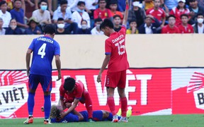 Đối phương nằm bất động, cầu thủ U23 Lào lập tức sơ cứu 