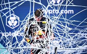 Cho Ferrari "hít khói", Verstappen trở lại đường đua vô địch với trai đẹp Charles Leclerc
