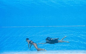 VĐV bơi chìm xuống đáy bể tại giải vô địch thế giới