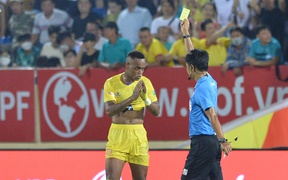 Thành Chung "đấu đầu" dằn mặt, cầu thủ Nam Định lễ phép xin lỗi trọng tài sau pha cởi áo ăn mừng