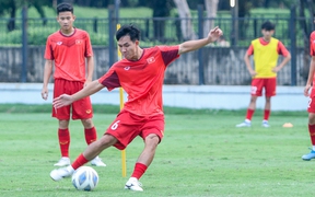 U19 Việt Nam rèn bài tấn công trong buổi tập thứ hai tại Indonesia