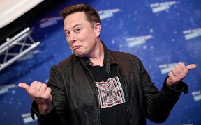 Tỷ phú Elon Musk nói ‘chỉ đùa’ về việc mua CLB bóng đá Manchester United