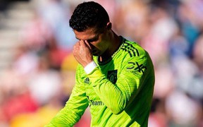 Đang lúc rối ren, Ronaldo lại bị cảnh sát cảnh cáo