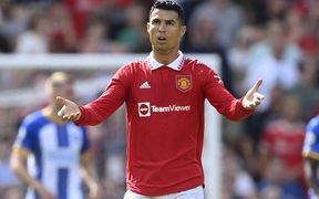 "Giam" Ronaldo trên ghế dự bị, MU thua ngay trận ra quân Ngoại hạng Anh