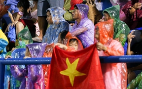 Người hâm mộ đội mưa chứng kiến U19 Việt Nam giành chiến thắng trước U19 Thái Lan
