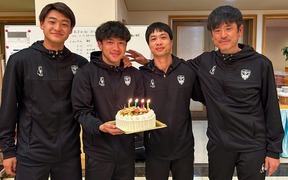 Công Phượng đón sinh nhật ấm áp cùng các đồng đội ở Yokohama FC