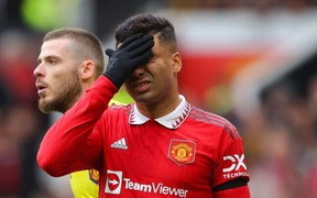 HLV Erik ten Hag bênh Casemiro, ám chỉ trọng tài không biết gì về bóng đá