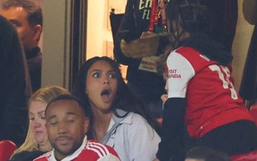 Kim Kardashian bất ngờ tới xem Arsenal thi đấu, nhận được món quà đặc biệt từ ngôi sao đội bóng