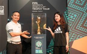 Chiếc cúp vàng World Cup nữ ghé thăm Việt Nam