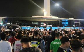 Cổ động viên đổ ra đường ăn mừng vô địch SEA Games, vây kín xe chở U22 Indonesia
