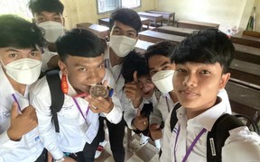 Chàng trai Campuchia nổi tiếng nhờ nhặt được huy chương của cầu thủ U22 Thái Lan