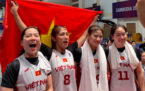 VĐV Việt kiều ôm bố khóc, gọi điện cho mẹ ở Mỹ ăn mừng khi tuyển bóng rổ nữ Việt Nam giành HCV SEA Games 32