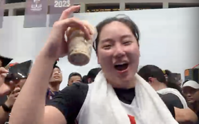 Niềm hạnh phúc giản đơn của ĐT bóng rổ nữ Việt Nam: Vui mừng vì được thưởng trà sữa, thoa son, đeo khuyên tai lên nhận huy chương vàng SEA Games 32