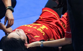 Hot girl bóng rổ Trương Thảo Vy ngã đập đầu xuống sàn vẫn xin tiếp tục thi đấu cho bóng rổ nữ Việt Nam