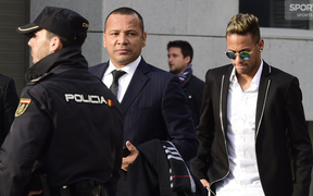 Bố Neymar mạt sát, sỉ nhục phóng viên đồng hương